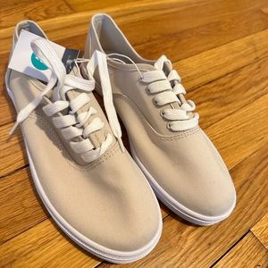Universal Thread Sneakers 8 WIDE